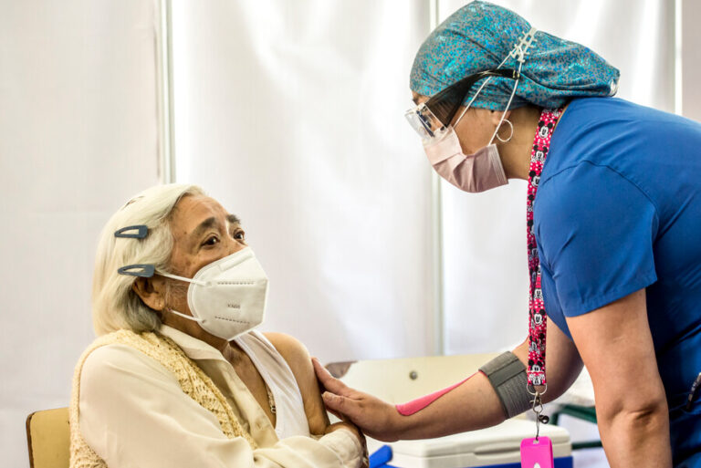 Comienza la vacunación bivalente contra el COVID-19 para mayores de 80 años