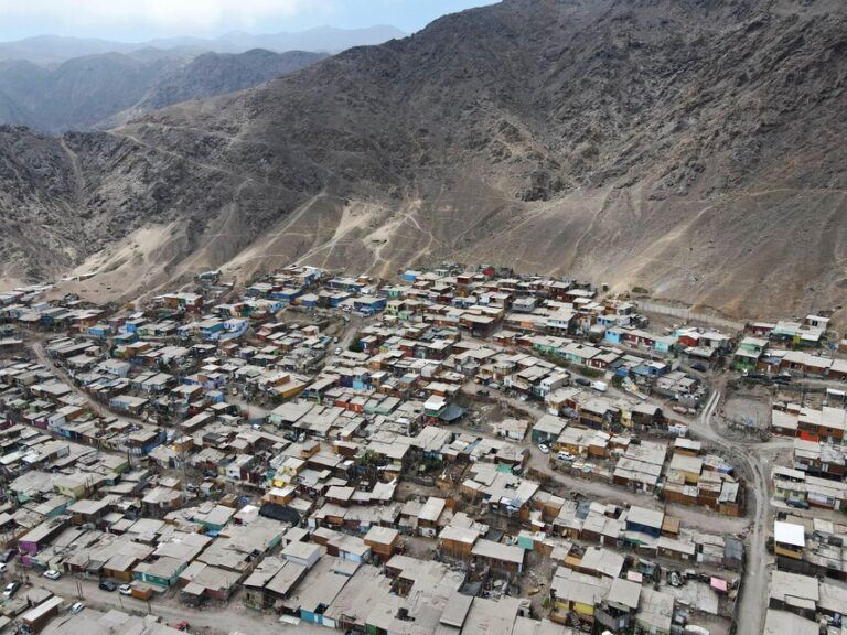 Estudio del Minvu: En Chile hay más de mil campamentos y 48% vive bajo la línea de la pobreza