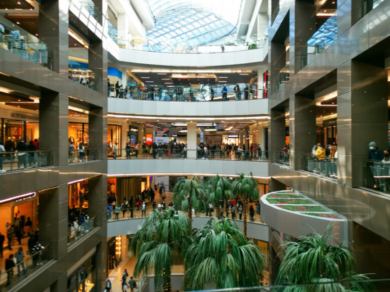Nuevo suicidio en el Costanera Center: Sujeto impactó a mujer que quedó en estado grave