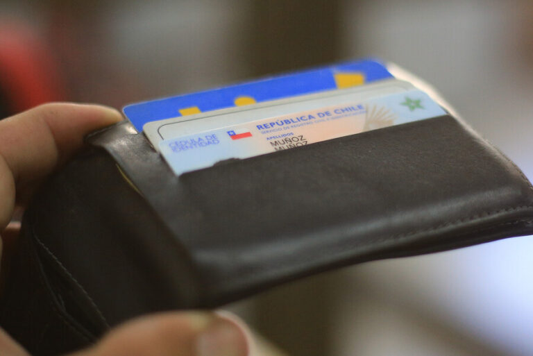 “No lo entregues más”: La común y recurrente práctica que hacemos todos los días y que pone en peligro nuestra seguridad