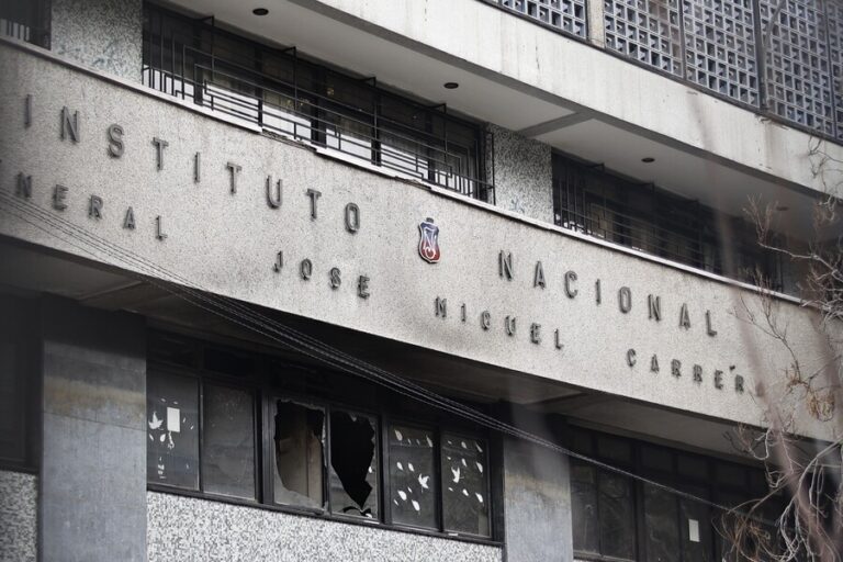 Carabineros detuvo a 10 personas tras desórdenes en el Instituto Nacional