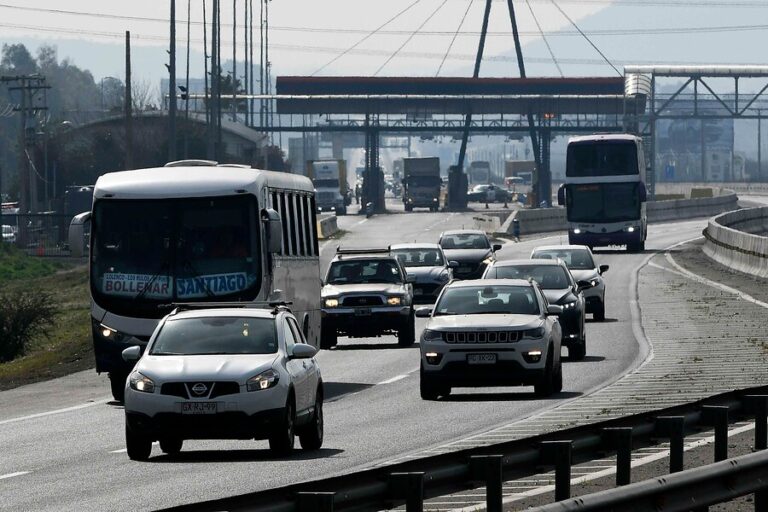 Carabineros informó que más de 120 mil vehículos han salido de la RM durante este fin de semana largo