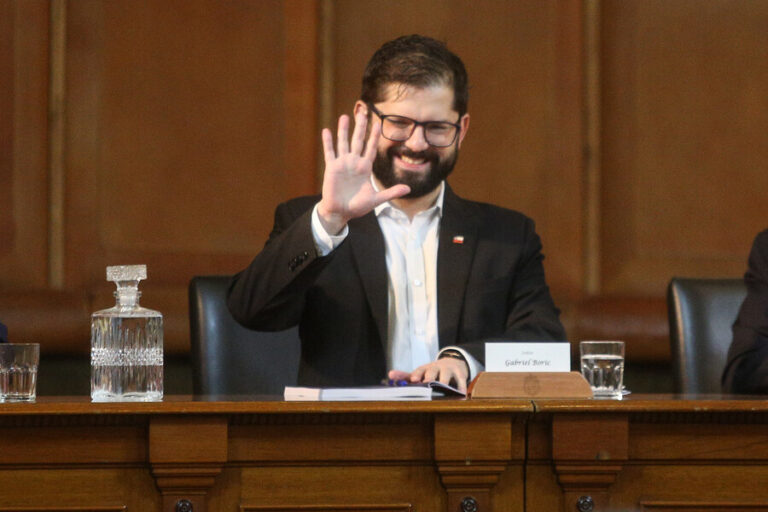 Pdte. Boric saluda a profesoras y profesores en su día: 