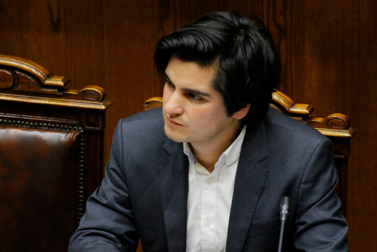 UDI amenaza con reducir a $1 partida presupuestaria de la Subrei si el pdte. no remueve a Ahumada