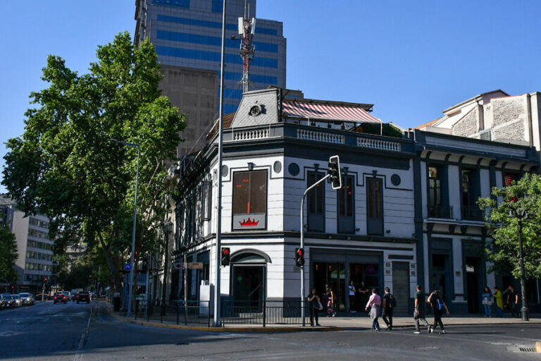 CMN aclara que pub de Santiago tenía autorización para proyecto de intervención, pero eso no exime de otros permisos
