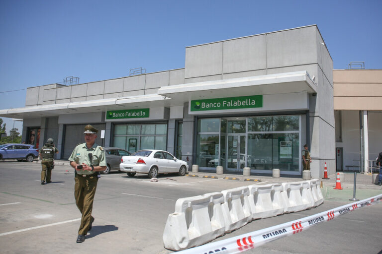 5 detenidos tras agresivo robo en banco de Quilicura: Usaron armas de grueso calibre y quemaron vehículos