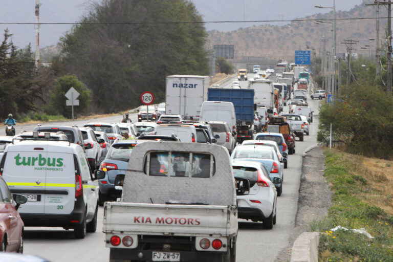 MOP llama a los conductores a planificar su viaje para evitar colapso en las autopistas