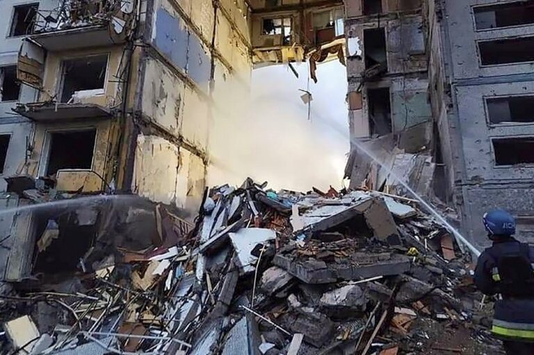 Ucrania: Al menos 12 muertos y más de 80 heridos deja ataque de cohetes rusos en Zaporiyia