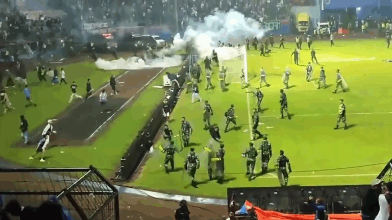 Indonesia: Más de 130 muertos en estampida en estadio de fútbol