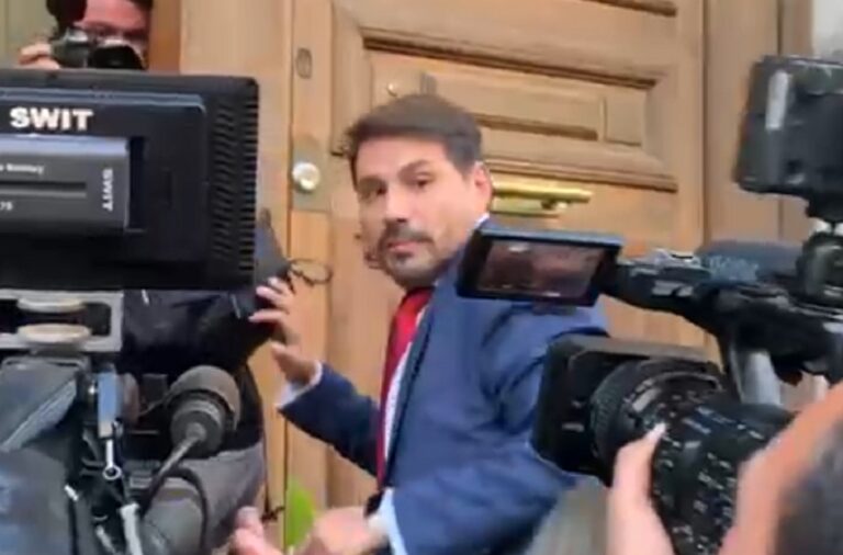 Manifestante lanzó monedas a “Pancho Malo” previo a la reunión por el proceso constituyente