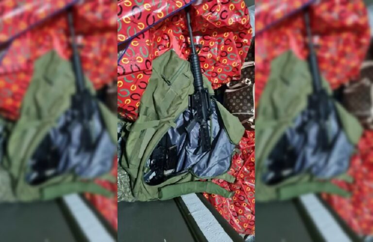 Estación Central: Denuncian fuerte olor a marihuana y terminan hallando armamento de guerra en bodega residencial
