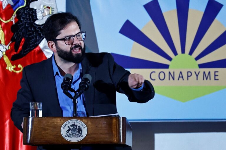 “¡Le exijo respeto!”: La reacción del presidente Boric ante persona que lo increpó durante su discurso