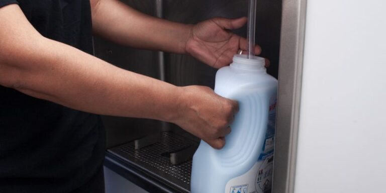 Esta es la primera red de tiendas que fomenta la reutilización de productos de limpieza