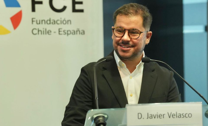 Embajador de Chile en España tras polémica foto: 