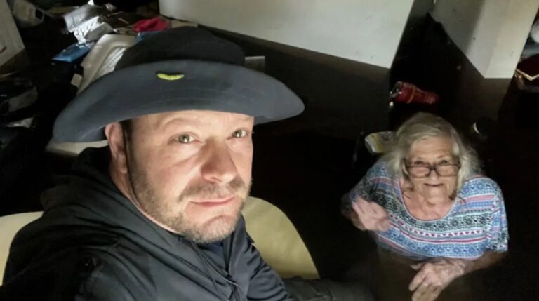 Hombre caminó casi 1 km en el agua para rescatar a su mamá en silla de ruedas después del huracán Ian