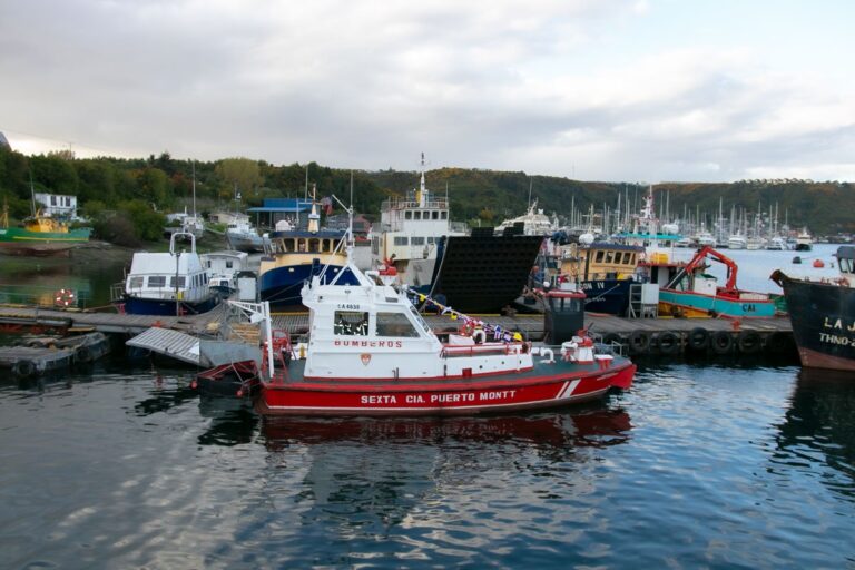 Sigue búsqueda de pescadores en Coronel: hallaron lancha hundida y sin balsa de emergencia