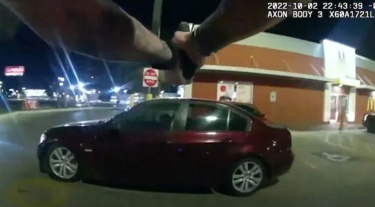 Estados Unidos: Despiden a policía tras dispararle a joven que comía en estacionamiento de McDonald's