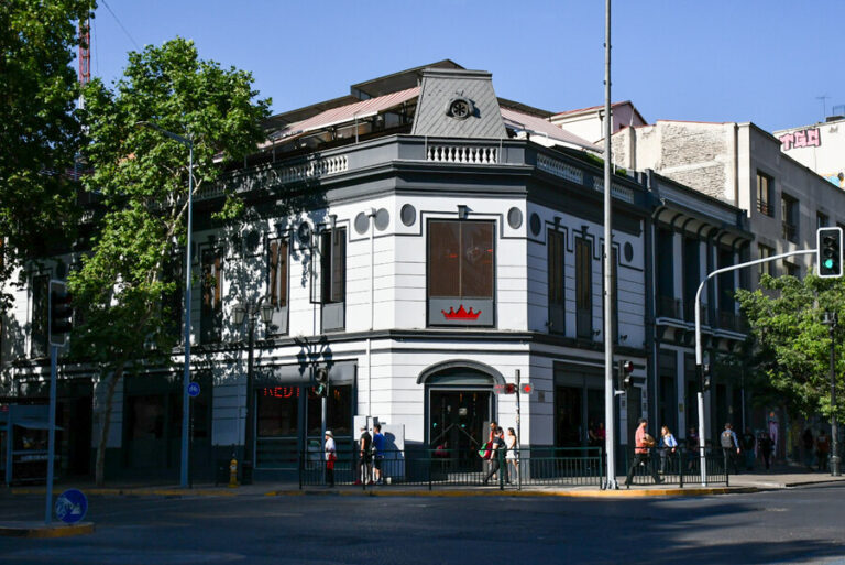 Pub de Santiago fue multado por borrar grafitis con 