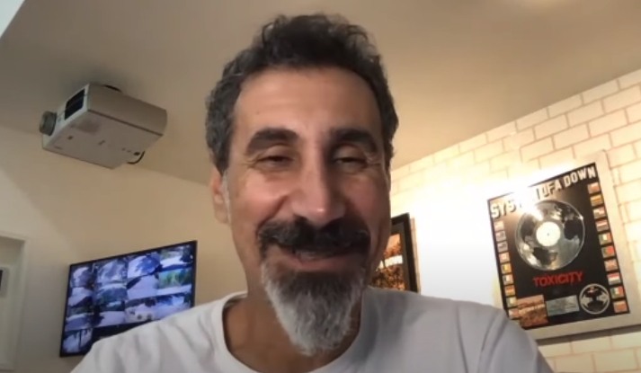 Serj Tankian adelanta que habrá noticias sobre System Of A Down en 2023