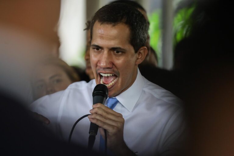 Juan Guaidó sufre nueva agresión en Venezuela: Personas lanzaron objetos contundentes a camioneta que lo trasladaba