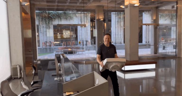 Elon Musk entró en la sede de Twitter cargando un lavamanos