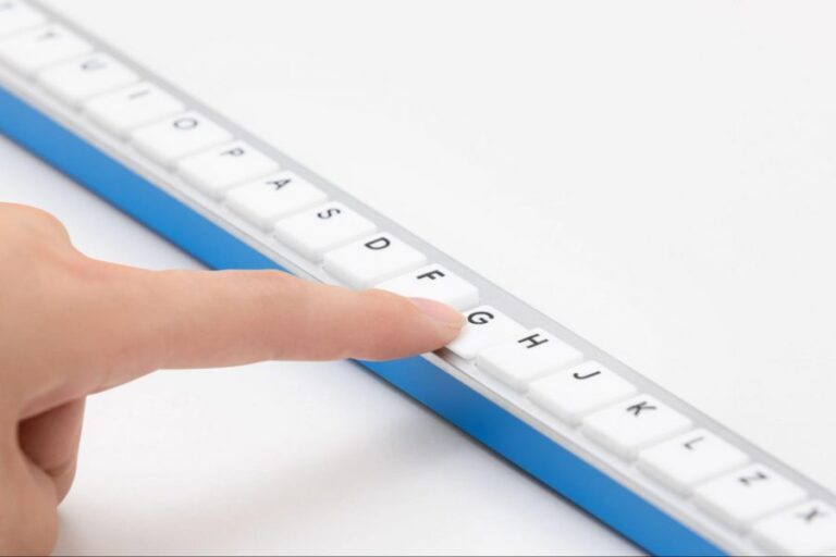Google Japón crea un teclado de una sola fila que mide casi dos metros de largo