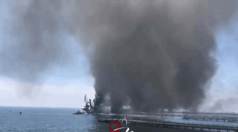 Incendio afecta al puerto del sector industrial de Mejillones: Bomberos trabaja en el lugar