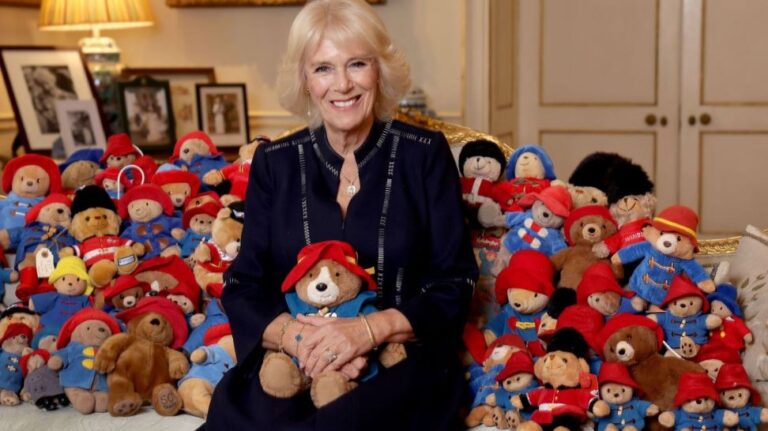 Más de mil osos de peluche dejados como homenaje a la reina Isabel serán donados a la caridad: 
