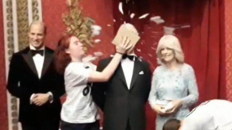 Activistas arrojan tortas a la figura de cera del rey Carlos III: 