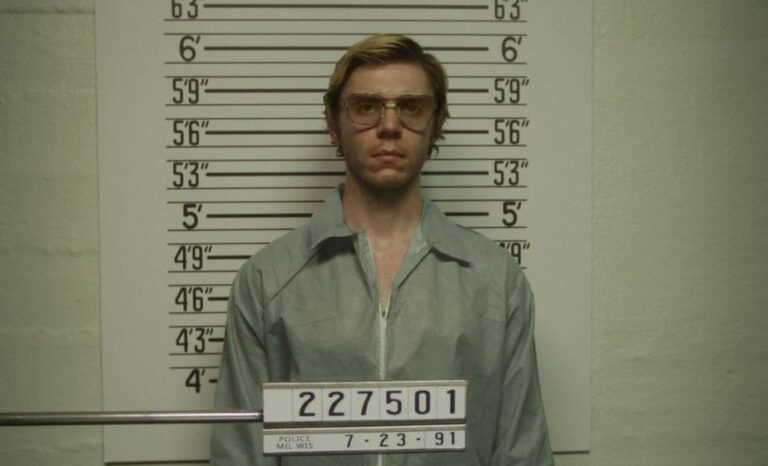 El perturbador video que Evan Peters analizó para interpretar a Jeffrey Dahmer, el caníbal de Milwaukee