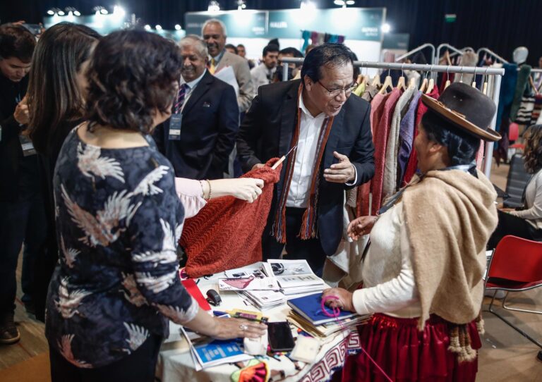El gobierno de Perú destaca la moda local como identidad nacional