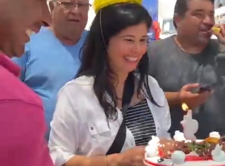 Ex convencional Pollyana Rivera celebró su cumpleaños junto a camioneros en paro