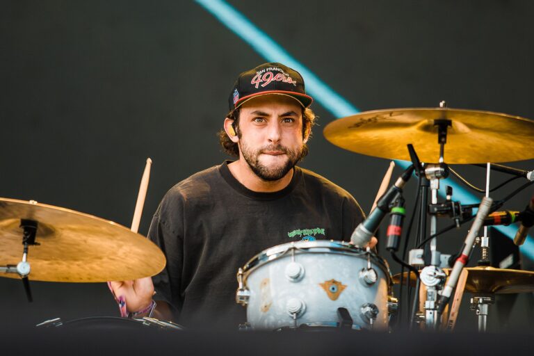 Baterista de The Neighbourhood fue expulsado de la banda tras acusación de manoseo