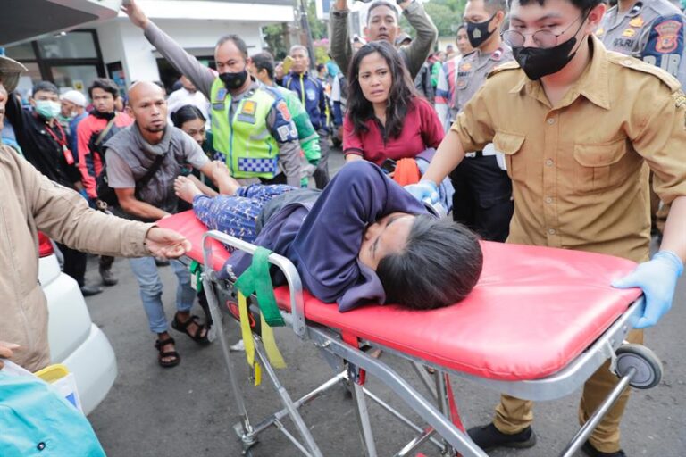 Sismo de 5,6 en Indonesia dejó al menos 55 muertos y centenares de heridos
