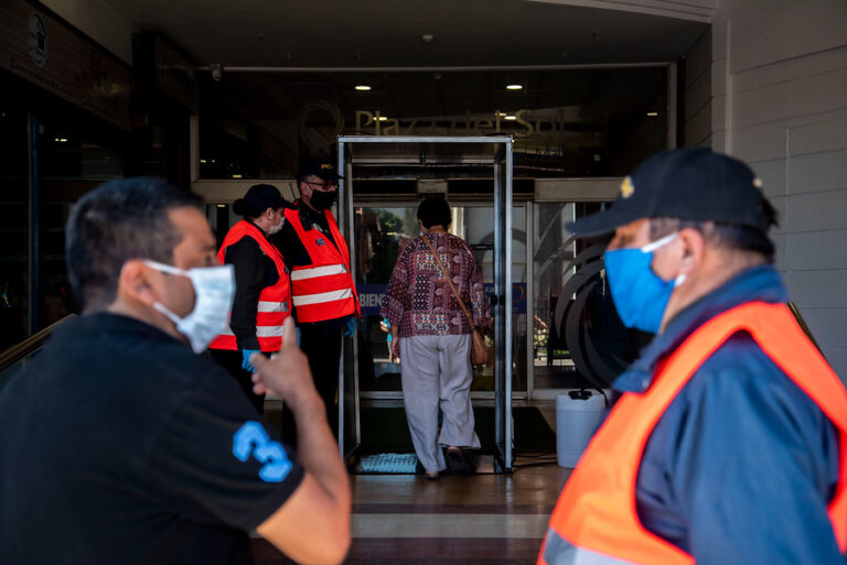Diputados UDI presentan proyecto de ley para que seguridad privada de centros comerciales puedan usar armas de fuego