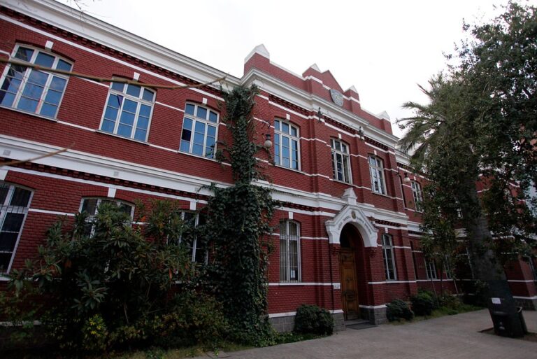 Tres detenidos dejó intervención de Carabineros en Liceo Barros Borgoño