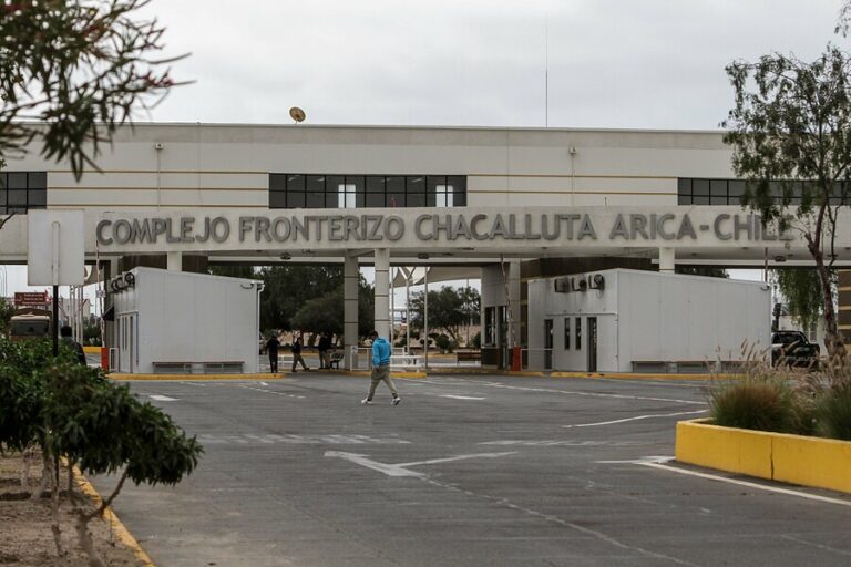 Cerca de un centenar de personas intentaron cruzar en masa a Chile a través del paso Chacalluta