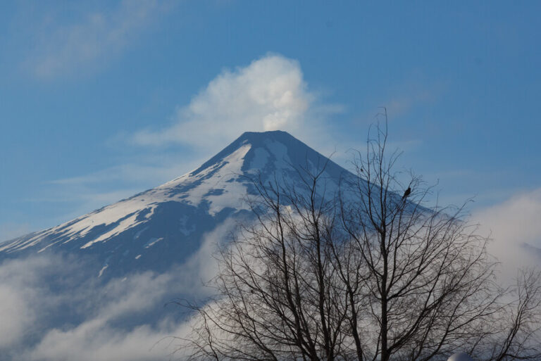 Volcán Villarrica: Autoridades se reunieron para evaluar medidas preventivas y coordinar acciones ante eventual erupción