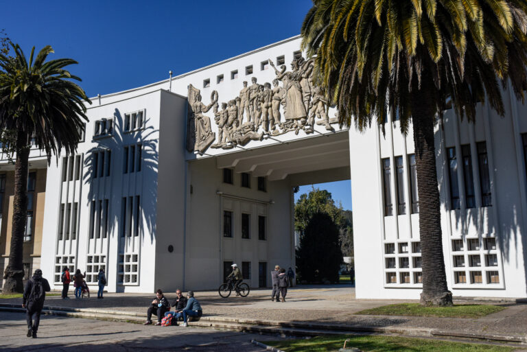 Universidad de Concepción suspende lanzamiento de libro de la CAM