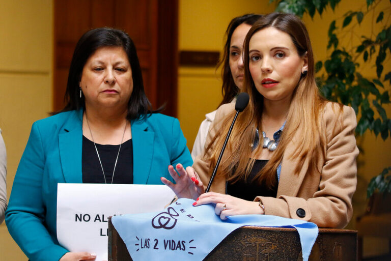 Diputada Camila Flores fue hospitalizada de urgencia