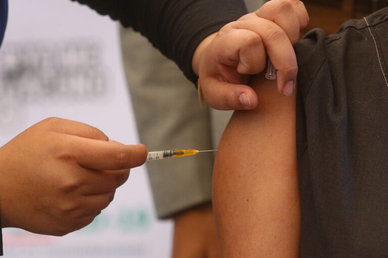 Alcaldes y ex autoridades de oposición critican al Minsal: Acusan ausencia de campaña para vacunarse contra el COVID-19