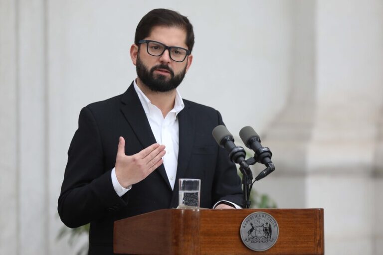 Data Influye: Aprobación al presidente Boric subió 4 puntos, alcanzando un 37%, el registro más alto desde que asumió