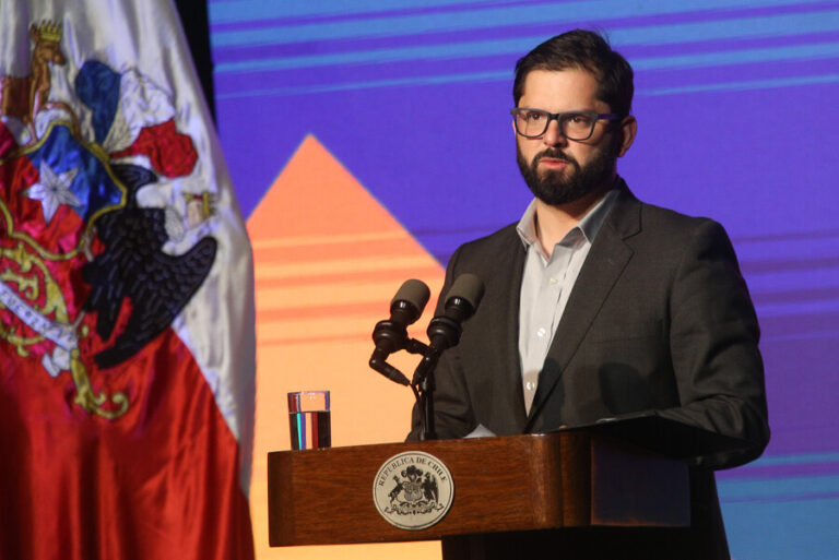 Cadem: Desaprobación al presidente Boric sigue subiendo y alcanza un 69%