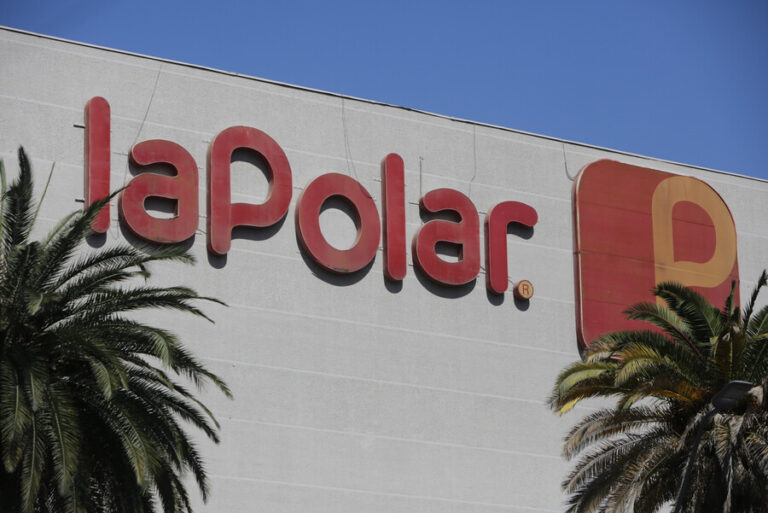 Allanan ocho bodegas de La Polar ante denuncia por ropa deportiva falsificada
