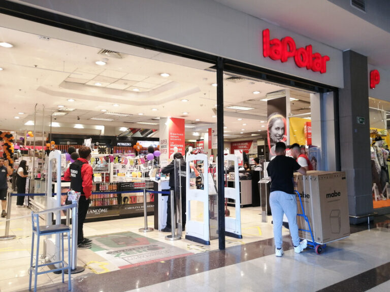 Adidas presentó querella contra La Polar por venta de ropa falsificada