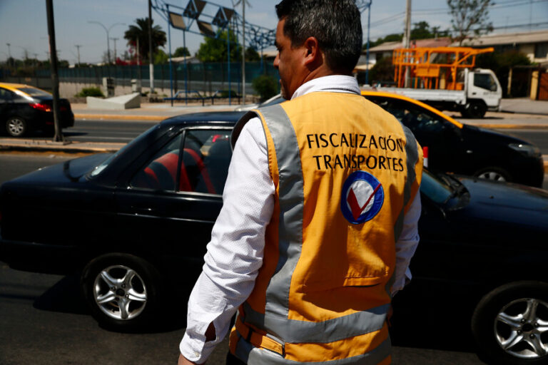 Gobierno anuncia querella tras agresión de conductor de bus a fiscalizadores
