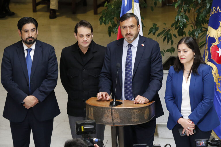 Diputados del PDG acuden hasta la PDI tras expulsión de Pulgar de la bancada