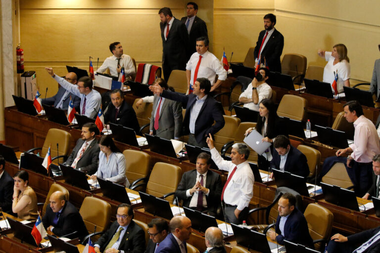 Tensión por votación de Presupuesto 2023 termina con advertencia de Longton a Mirosevic de 