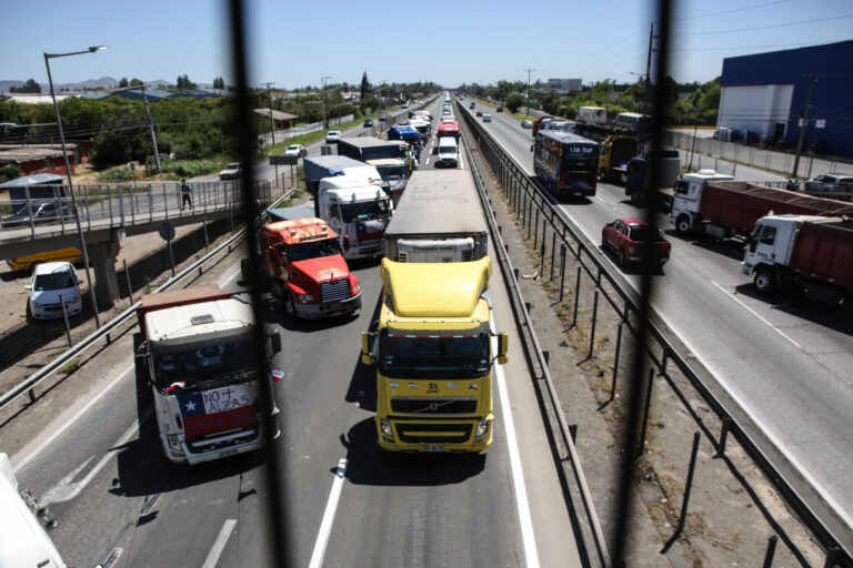Alcalde de Tiltil llamó al gremio de camioneros a no restringir acceso de camiones aljibes a la comuna