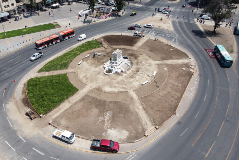 Municipalidad de Providencia comienza instalación de pasto en la rotonda de Plaza Baquedano